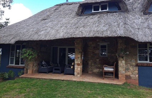 Chimanimani Cottage | Cozy 4Bedroom Cottage with Rustic-Modern Twist, Fireplace, 2.5km nr Bridal falls