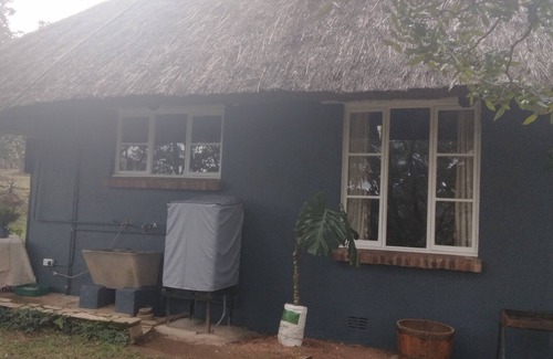 Chimanimani Cottage | Cozy 4Bedroom Cottage with Rustic-Modern Twist, Fireplace, 2.5km nr Bridal falls