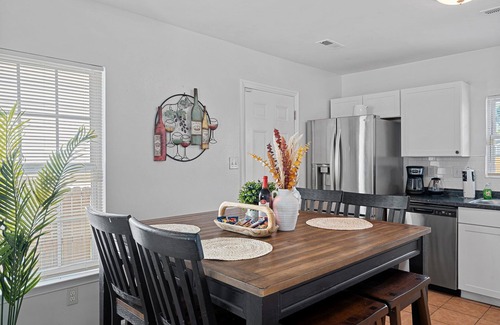 Charlotte House | Cozy 4BR Home Near Uptown -King Bed- Jacuzzi