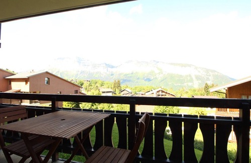 Les Carroz-d'Araches Apartment | Cozy 5-Person Apartment with Garage at Ski Slopes - Near Village, Free Shuttle