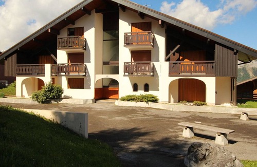 Les Carroz-d'Araches Apartment | Cozy 5-Person Apartment with Garage at Ski Slopes - Near Village, Free Shuttle