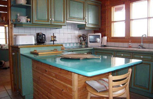 Cohennoz Ski Chalet | Cozy 9-Person Wooden Chalet with Modern Amenities, Near Slopes, Shops & WiFi