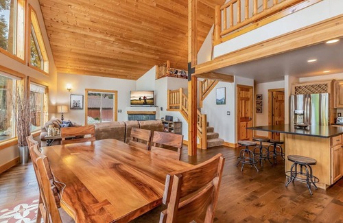 Cle Elum Cabin | COZY-A-Frame Mountain Getaway!Easy Access/HotTub-GmRm-Winter - Sun Fun