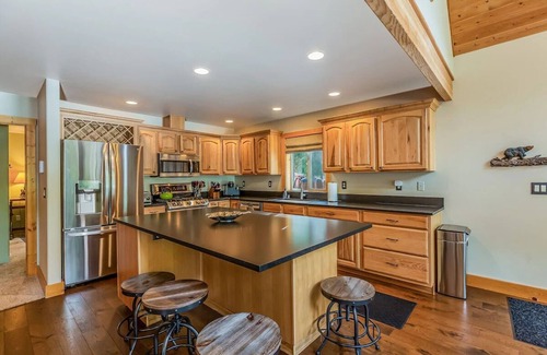 Cle Elum Cabin | COZY-A-Frame Mountain Getaway!Easy Access/HotTub-GmRm-Winter - Sun Fun