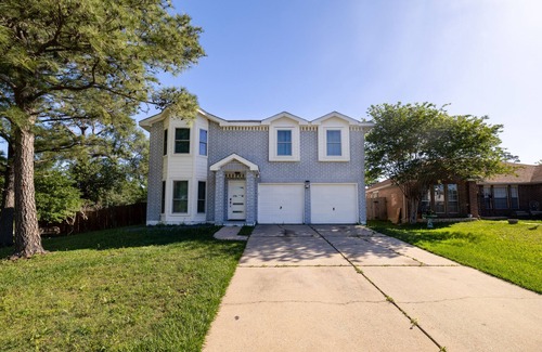 Tomball House | Cozy abode located in the serene Willow Forest of Tomball, Texas