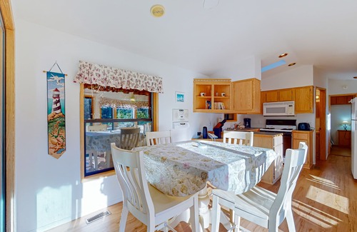 Brookings Cabin | Cozy abode steps from the beach with a private hot tub and nautical theme