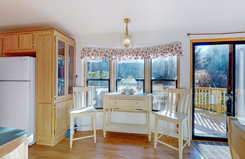 Brookings Cabin | Cozy abode steps from the beach with a private hot tub and nautical theme