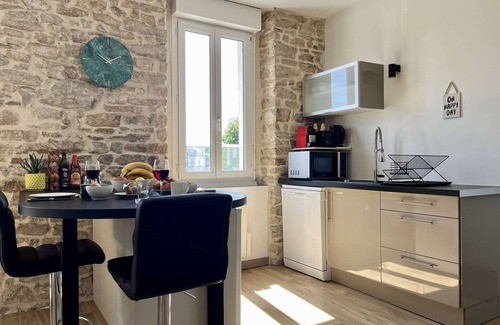 Vannes Apartment | Cozy and bright accommodation with exposed stonework – Étang au Duc