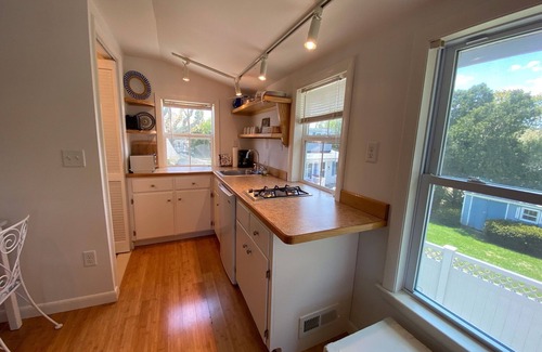 North Kingstown Apartment | Cozy and bright shoreline studio apartment - walk to beach and row to boat