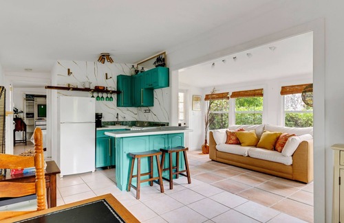 Riverside Park Cottage | Cozy and Comforting Dog Friendly Coach House Close to Beach by RedAwning