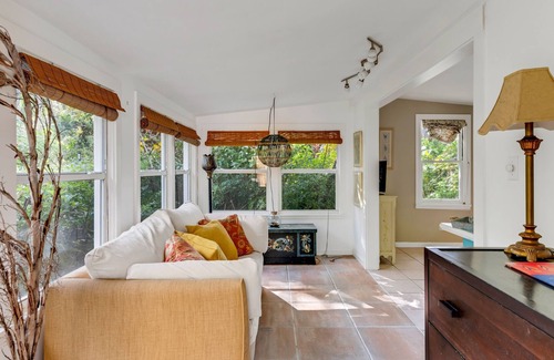 Riverside Park Cottage | Cozy and Comforting Dog Friendly Coach House Close to Beach by RedAwning