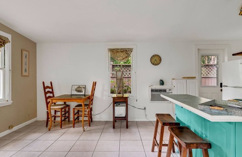 Riverside Park Cottage | Cozy and Comforting Dog Friendly Coach House Close to Beach by RedAwning