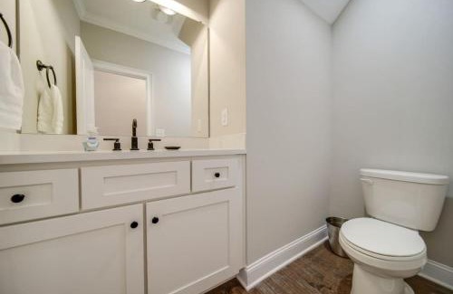 Belmont House | Cozy and Immaculate 4BR Modern Farmhouse Retreat