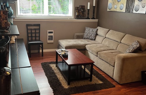 Saanich West House | Cozy and modern 3 bedroom In central location!