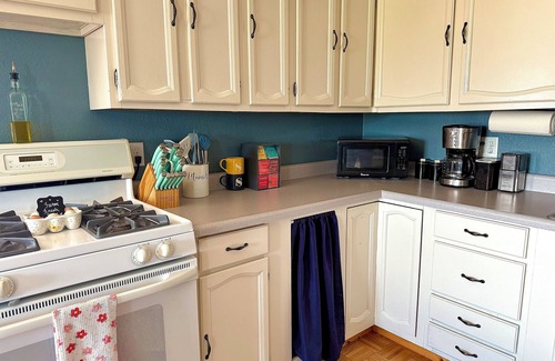 Happy Valley Cottage | Cozy and private. 6 min drive to Beach with volcanic views.