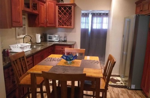 River Oaks House | Cozy and quiet hideaway