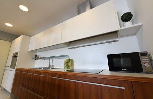 Obrs Apartment | Cozy and spacious semi-detached house near the beach with sea view