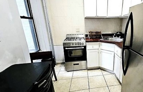 Central Park South Apartment | Cozy and spacious 1 bed apt in the heart of Hell’s Kitchen! Max 4 people