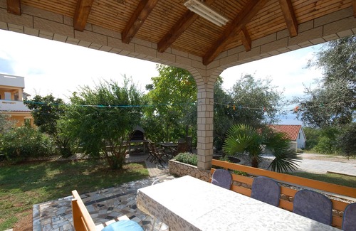 Njivice Apartment | Cozy Ap. DIVNA for 8-10 persons