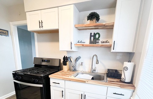 Kamm's Corners Apartment | Cozy apartment conveniently located 7 Min away from Cleveland Hopkins Airport!