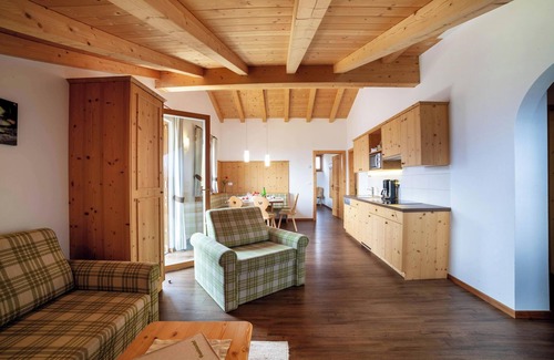 Schenna Apartment | Cozy apartment 'Gassbauerhof Ober' with Balcony, Mountains Views & Wi-Fi