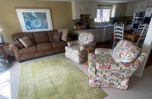 Suttons Bay Apartment | Cozy apartment in downtown Suttons Bay. Short walk to beach.
