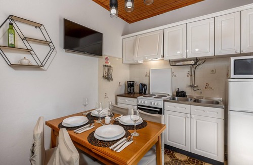 Kampor Apartment | Cozy apartment in Kampor with WiFi