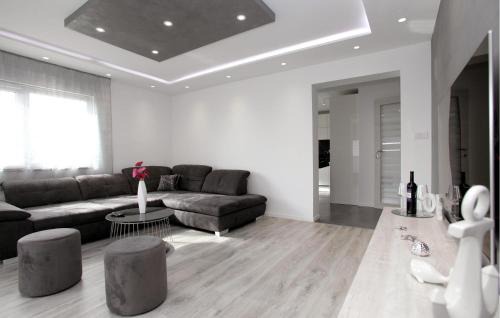 Kastel Kambelovac Apartment | Cozy Apartment In Kastel Kambelovac