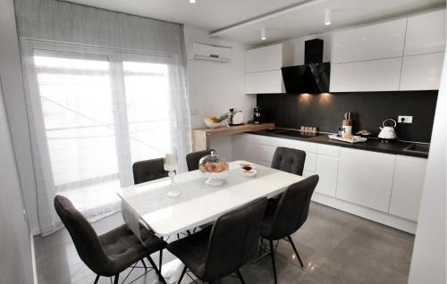 Kastel Kambelovac Apartment | Cozy Apartment In Kastel Kambelovac