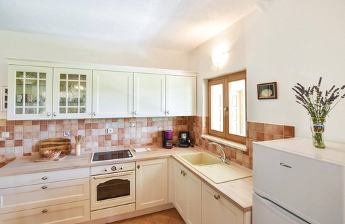Ostrvica Apartment | Cozy apartment in Ostrvica with WiFi