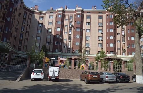 Tashkent House | Cozy apartment in the city center: guarded yard, kids area. Near by Oloy bazaar.