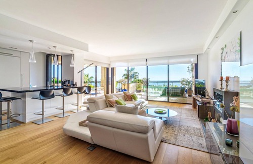 Golfe Juan Apartment | Cozy apartment in Vallauris with WiFi