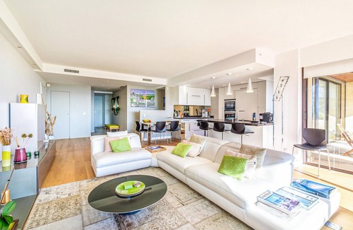 Golfe Juan Apartment | Cozy apartment in Vallauris with WiFi