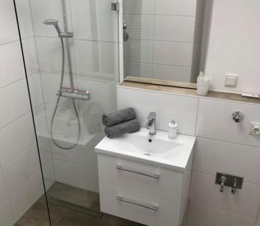 Ricklingen Apartment | Cozy Apartment near Maschsee, balcony, gardenview