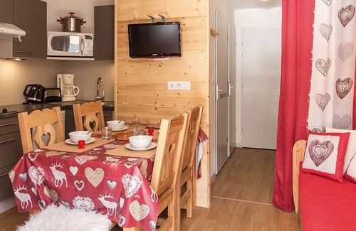 Les Bruyeres Apartment | Cozy apartment with terrace, ski-in/ski-out