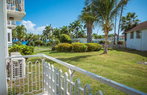 St.Bran's Burg Apartment | Cozy Apartment with Ocean View, Beach and Pool Access
