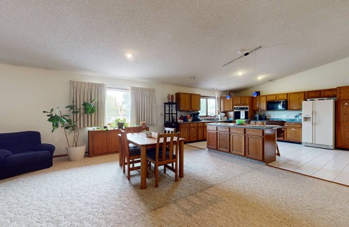 Helena Apartment | Cozy apartment with mountain views, centrally located - dog friendly