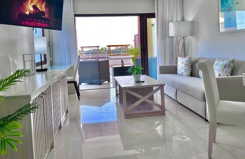 Samana Apartment | Cozy Apartment with Spectacular Bay View, Big Terrace, Full AC, Pool.