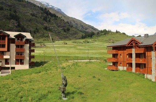 Lanslevillard Apartment | Cozy apt 6 ppl, near slopes, WiFi, parking, sheets included
