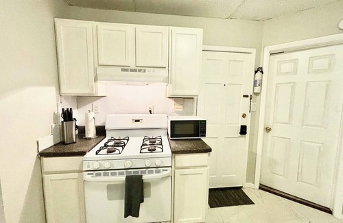 Constable Hook Apartment | Cozy apt in Bayonne, 2 min walk to rail to NYC