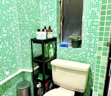 Sheung Wan Apartment | Cozy Bachelor In PmQ with Rooftop