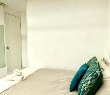 Sheung Wan Apartment | Cozy Bachelor In PmQ with Rooftop