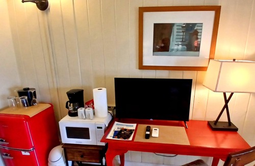 Cockburn Town Hotel | Cozy Balcony room, ocean views - Lazy Lobster - Grand Turk island