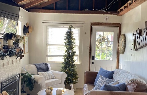 Townsite Cottage | Cozy Beach Cottage Blocks from the Beach!