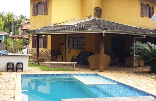 Bertioga House | Cozy beach house with beautiful green area and mountains in a gated community