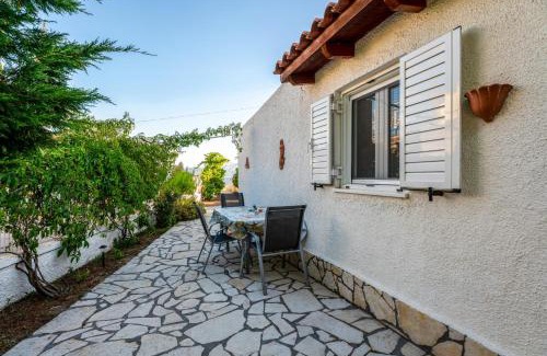 Malakonta House | Cozy Beachfront Cottage with Sea Loungers & Outdoor Shower near Eretria