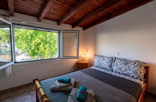 Malakonta House | Cozy Beachfront Cottage with Sea Loungers & Outdoor Shower near Eretria