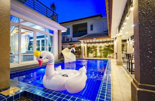 Bang Lamung Villa | Cozy beachside pool villa