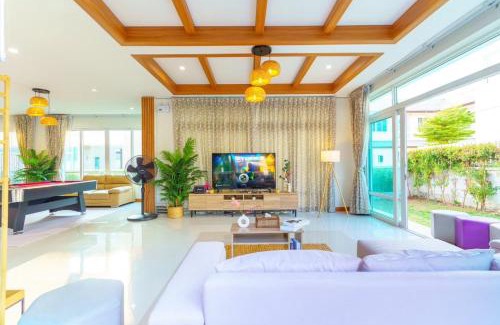 Bang Lamung Villa | Cozy beachside pool villa