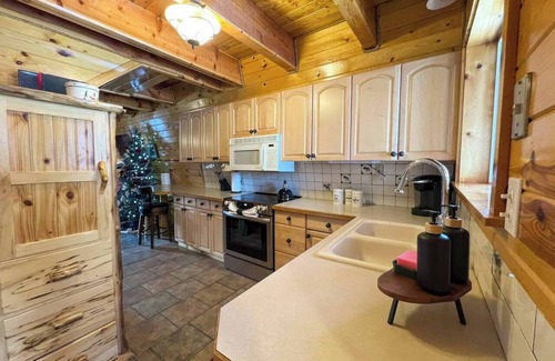 Island Park House | Cozy Bear Cabin Getaway